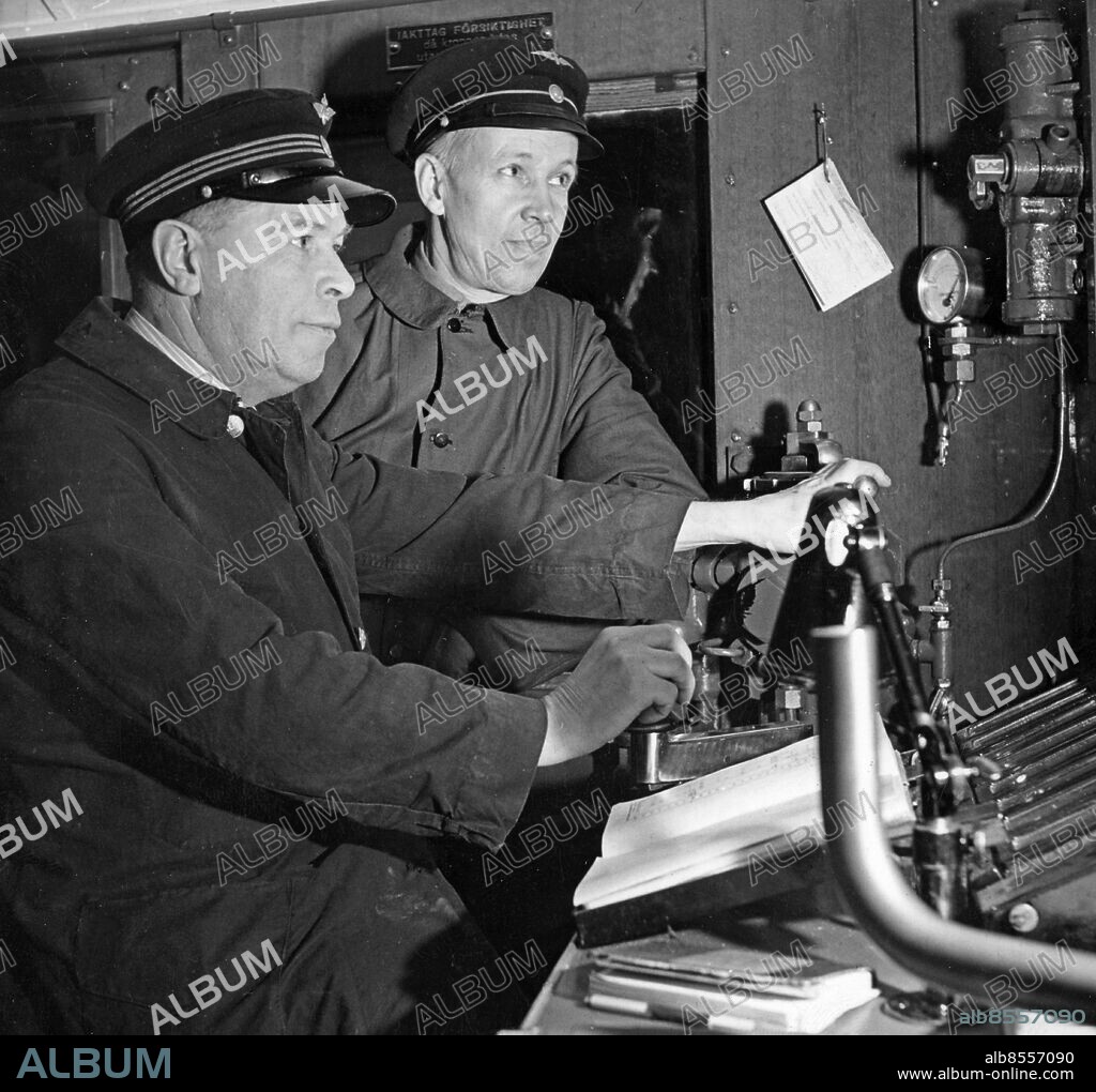 ARKIV NORRKÖPING 194712.. Lokförarna Robert Johansson och Ernst Malmqvist i ett reportage från Statens Järnvägar av Karl Axel Arvidsson i radioprogrammet "Tag plats! Var god stäng dörrarna!" som sändes den 30/12 1947.. Foto: Sören Hoffman / SVT Bild / Kod: 5600. RiR sv/v . Mapp: Numrerade bilder 6431 Tåg, klart ut! eller Tag plats. Var god stäng dörrarna. Tågbilder.. Skåp 182.
