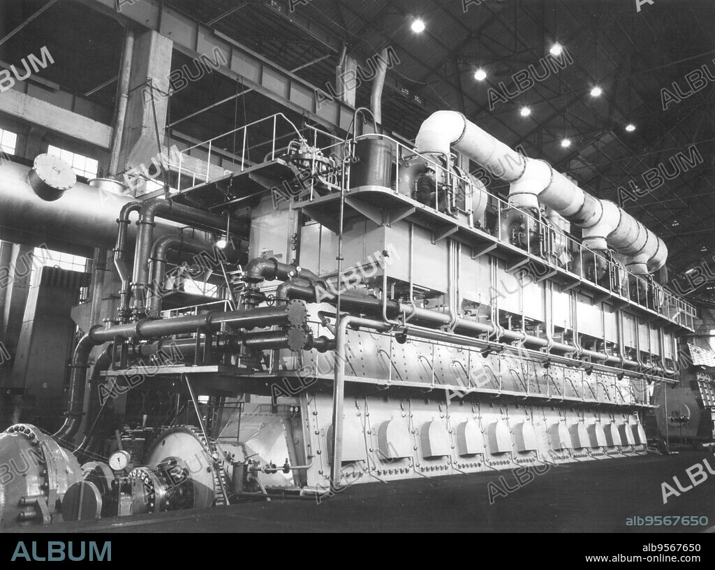 EL MAYOR MOTOR MARINO CONSTRUIDO EN EUROPA: Manises (Valencia), 14-6-1968.- Vista del motor marino 12 RD 90 "Manises-Sulzer", de 27.600 BHP, realizado por la factoria de Manises, de Astilleros de Cádiz, S.A., durante las pruebas oficiales a que es sometido. Se han empleado 15 meses en la construcción y montaje de este motor, que está destinado a propulsar un petrolero de 151.000 toneladas de peso muerto, el mayor de la flota española. Este motor es solamente igualado por otro construido en Japón, considerado como el mayor construido en el mundo. EFE.