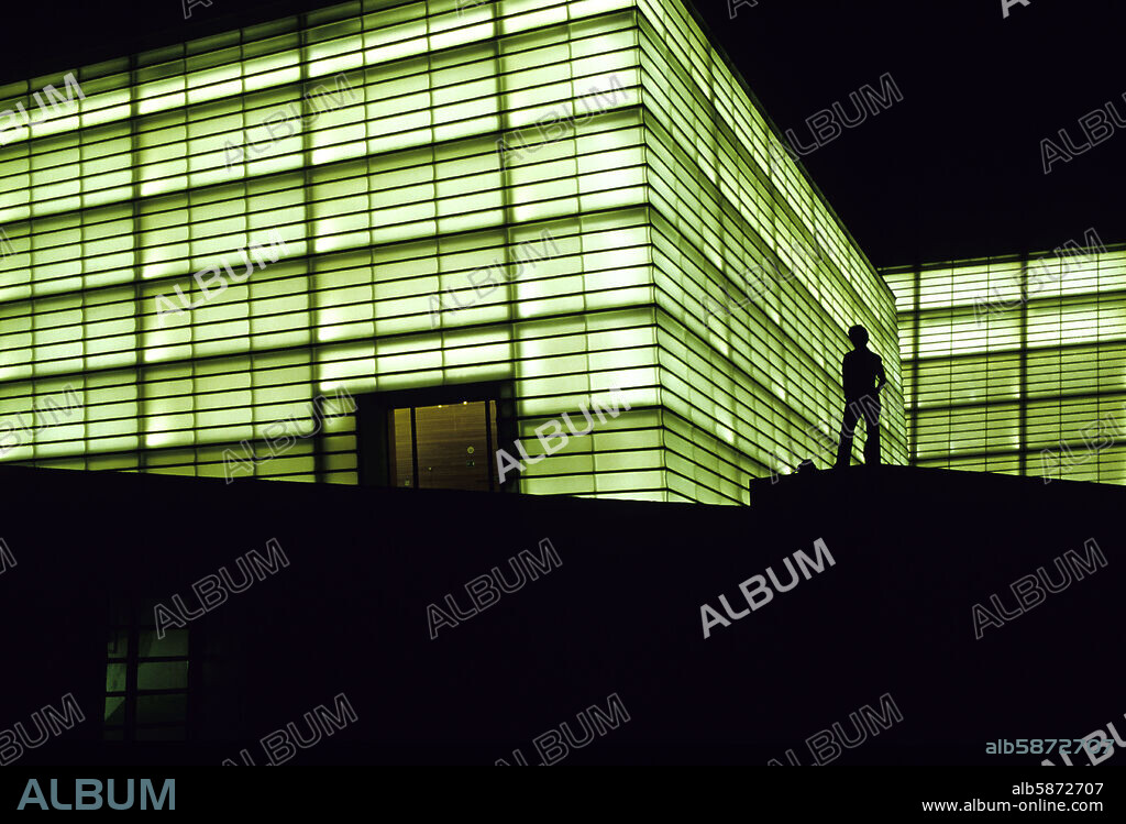 San Sebastián / Donostia; edificio del "Kursaal" frente a Playa del Gros; (arquitecto: Rafael Moneo) sede del Auditorio y Palacio de Congresos;.