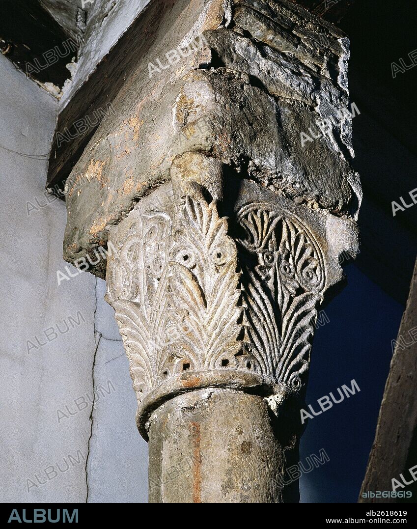 ARTE MOZARABE. ESPAÑA. SIGLO X. CAPITEL DE PIEDRA ESCULPIDA. Fechado entre los siglos IX-X. Estilo artístico que se desarrolló por los cristianos que residian en territorio musulmán. El capitel procede de la antigua Catedral Pre-románica de Barcelona, destruida por Almanzor (939-1002), en su invasión a Cataluña en el año 985. Museu Diocesà de Barcelona. Cataluña.