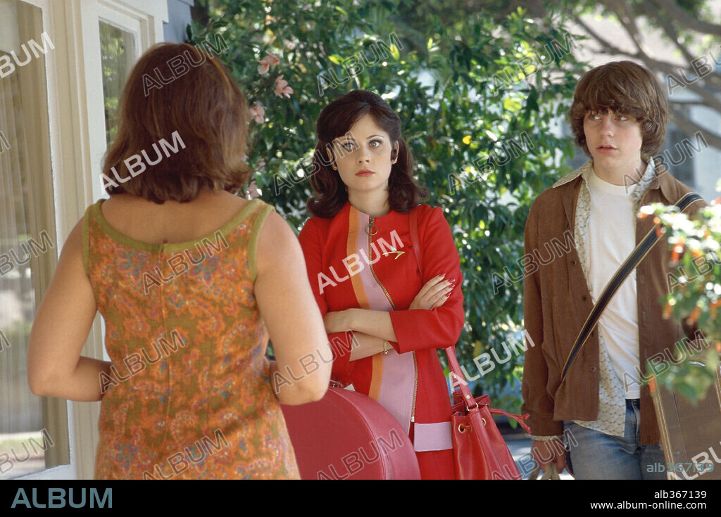 FRANCES McDORMAND, PATRICK FUGIT and ZOOEY DESCHANEL in ALMOST FAMOUS, 2000, directed by CAMERON CROWE. Copyright COLUMBIA PICTURES/DREAMWORKS PICTURES / PRESTON, NEAL.