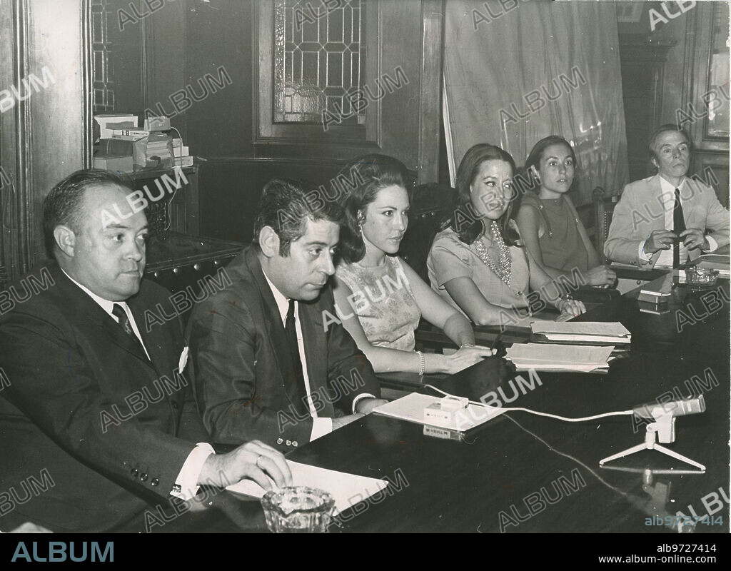 Madrid, 4/6/1975. Los coloquios de ABC. El dedicado a la Moda. De izquierda a derecha: ?, el directivo Miguel Martínez Iñiguez, la periodista Marichari González Vegas, la actriz Carmen Bernardos, ? y Pertegaz.