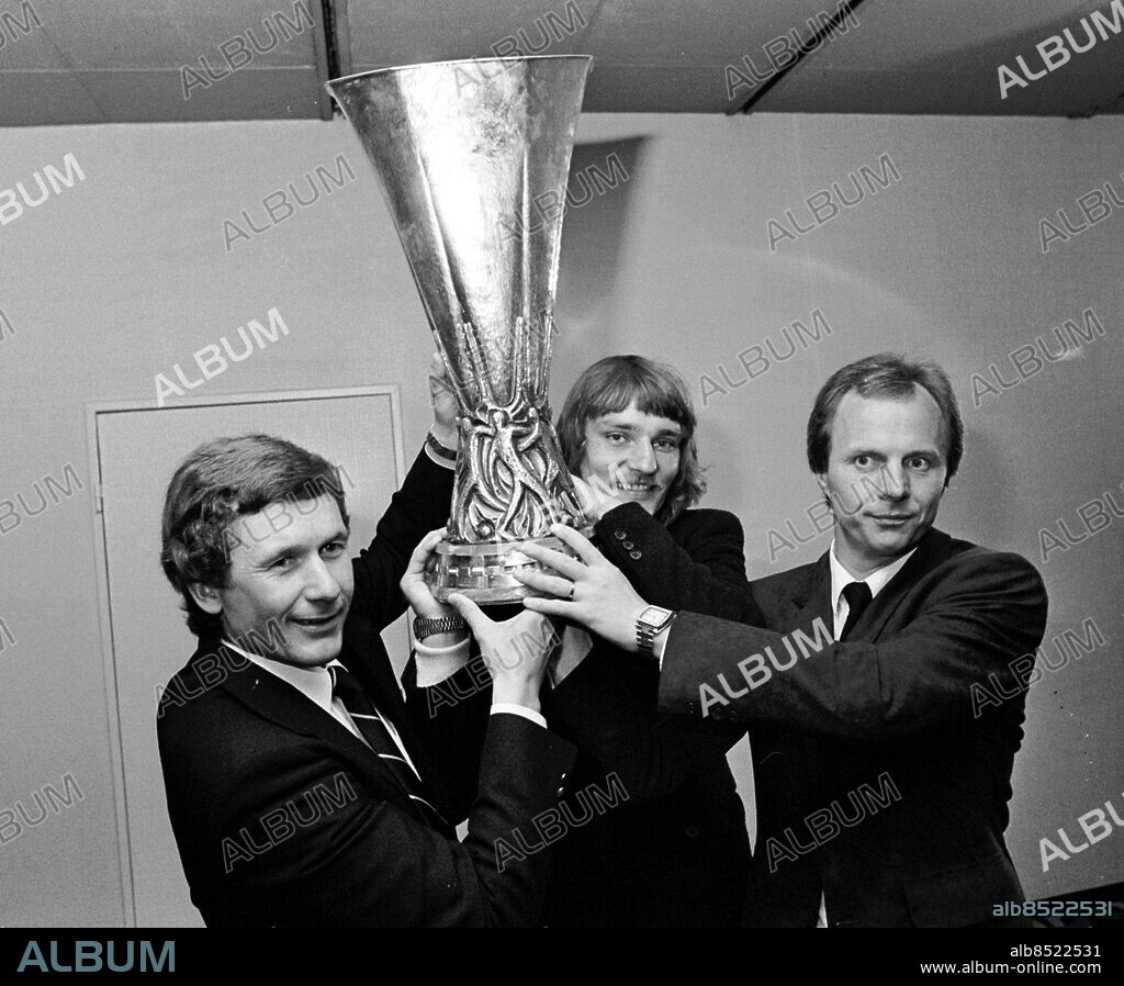 19820519. Sven-Göran Eriksson hissar UEFA-cup-pokalen tillsammans med andretränaren Gunder Bengtsson och lagkaptenen Ruben Andersson efter finalsegern mot Hamburg 1982. Foto: Thore Leykauff/gp/Kamerareportage. COPYRIGHT SCANPIX SWEDEN.