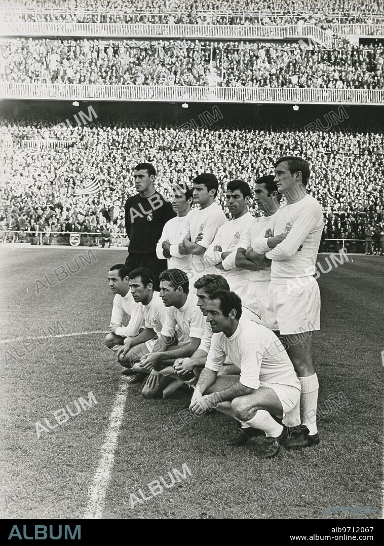 Madrid. 10/29/1967. Santiago Bernabeu Stadium. League match of the 1967-1968 season, matchday 6, between Real Madrid and Atlético de Madrid. In the image, from left to right, above: Junquera; Calpe, Zunzunegui, Sanchís; Pirri, Souk; crouching: Veloso, Amancio, Grosso, Velázquez and Gento.