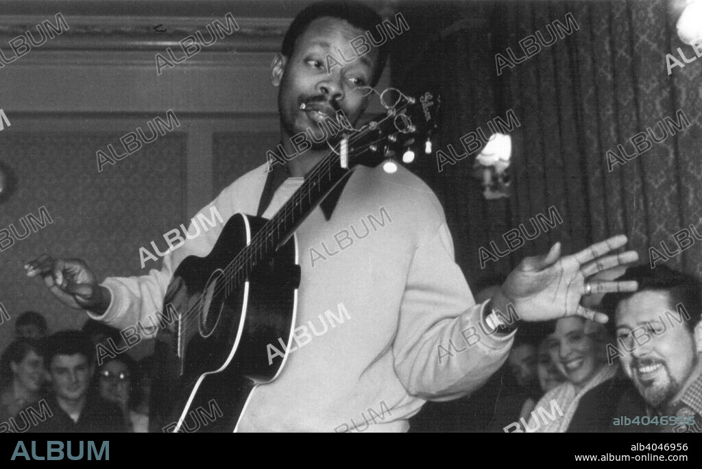 Fitzroy Coleman and Ewan MacColl, Enterprise Public House, Long Acre, London, late 1950s-early 1960s. Folk club session.