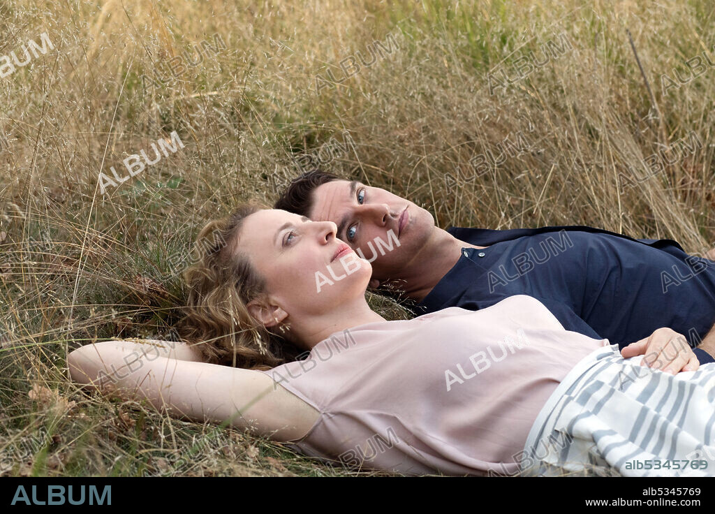 DAN STEVENS y MAREN EGGERT en HOMBRE PERFECTO, E L, 2021 (I'M YOUR MAN), dirigida por MARIA SCHRADER. Copyright Letterbox Filmproduktion.
