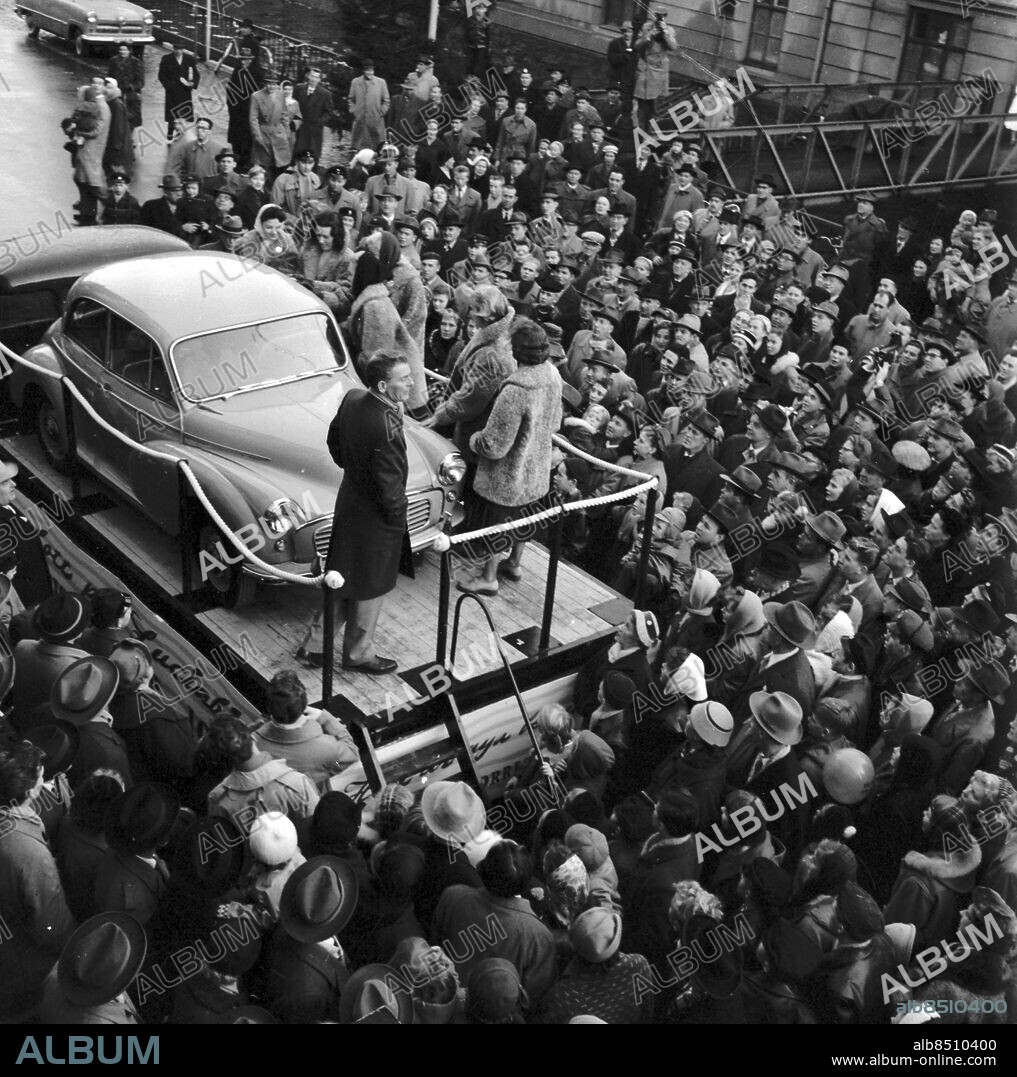 Göteborg december 1956. Göteborgs lucia - luciakandidaterna med Lasse Dahlquist och lotteribilen - en Morris på Norra Hamngatan bakom Palace. *** Local Caption *** GP - plåtlådorna 9000. KAMERAREPORTAGE.