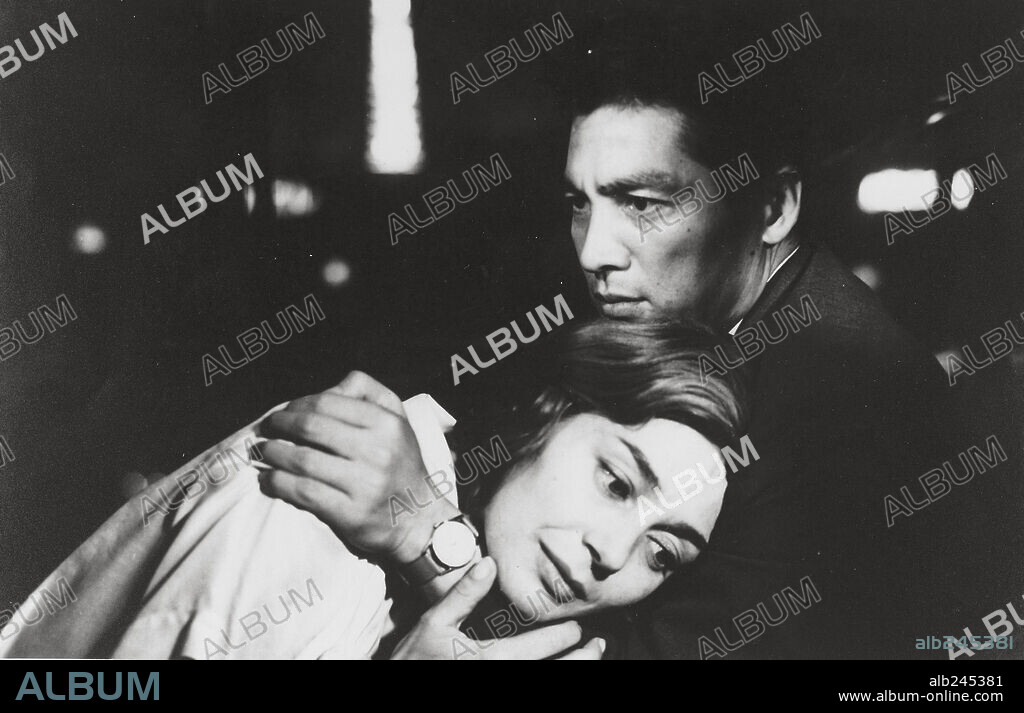 EIJI OKADA y EMMANUELLE RIVA en HIROSHIMA MON AMOUR, 1959, dirigida por ALAIN RESNAIS. Copyright ARGOS/COMO/PATHE OVERSEAS/DAIEI MOTION P.