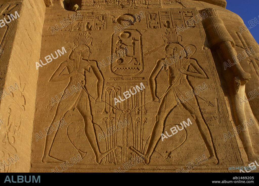 ARTE EGIPCIO. EGIPTO. Relieve que representa el símbolo de la UNION ENTRE EL ALTO EGIPTO (JUNCO) Y EL BAJO EGIPTO (PAPIRO). En la parte superior, cartucho real del faraón RAMSES II. TEMPLO MAYOR DE RAMSES II. ABU SIMBEL. Fechada en la XIX Dinastía. Imperio Nuevo. Norte de Africa.