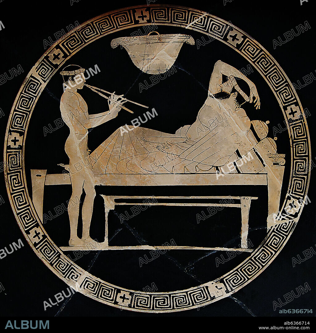 PINTOR DE EUAION. JOVEN TOCANDO EL AULOS EN UN BANQUETE - TONDO DE UNA COPA ATICA DE FIGURAS ROJAS - 460-450 AC.