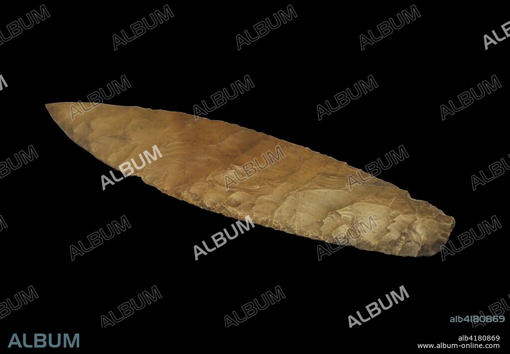 América. Hoja de cuchillo o punta de lanza. Piedra tallada con percutor blando y retoque a presión. Tradición Paleoindia. Museo de América. España.