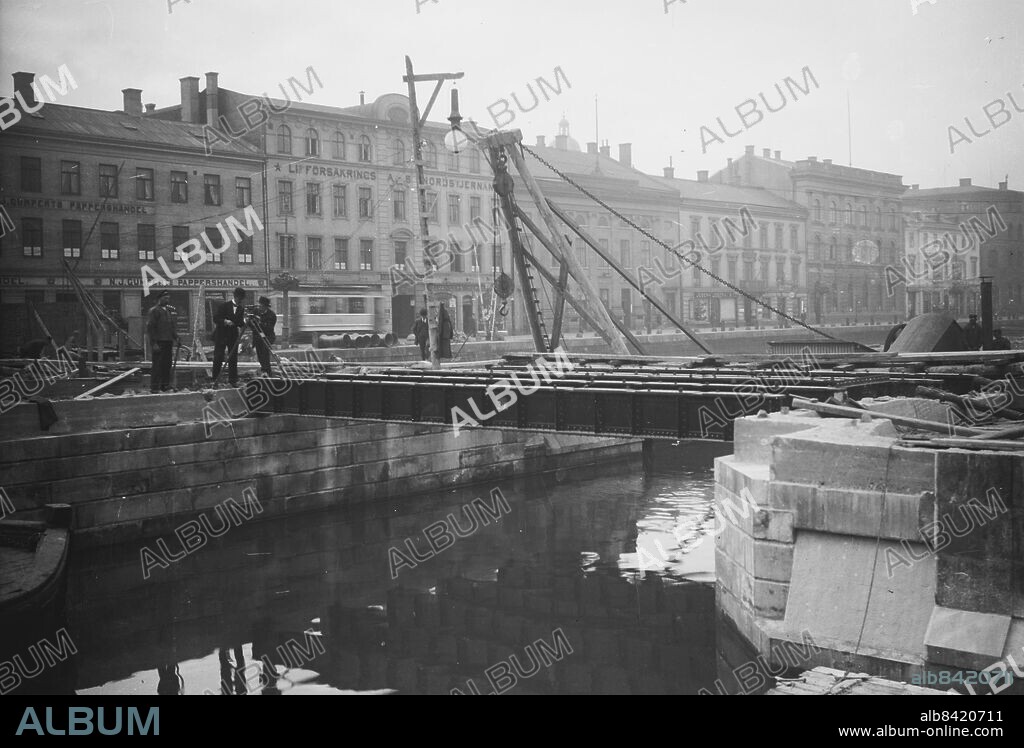 27 mars 1913 1074. Ny bro i Stora Hamnkanalen mellan Norra Hamngatan och Södra Hamngatan. Bron vid Brunnsparken *** Local Caption *** . Kamerareportage AB.