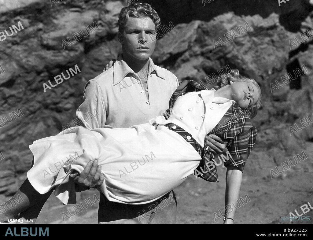 BUSTER CRABBE and JEAN ROGERS in FLASH GORDON, 1936, directed by FREDERICK STEPHANI and RAY TAYLOR. Copyright UNIVERSAL PICTURES.