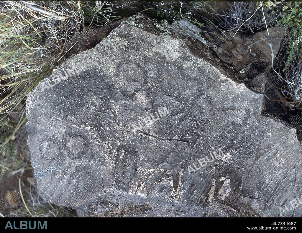 PETROGLIFO GUANCHE - INSCRIPCION DE ALFABETO LIBICO-BEREBER - S XV.