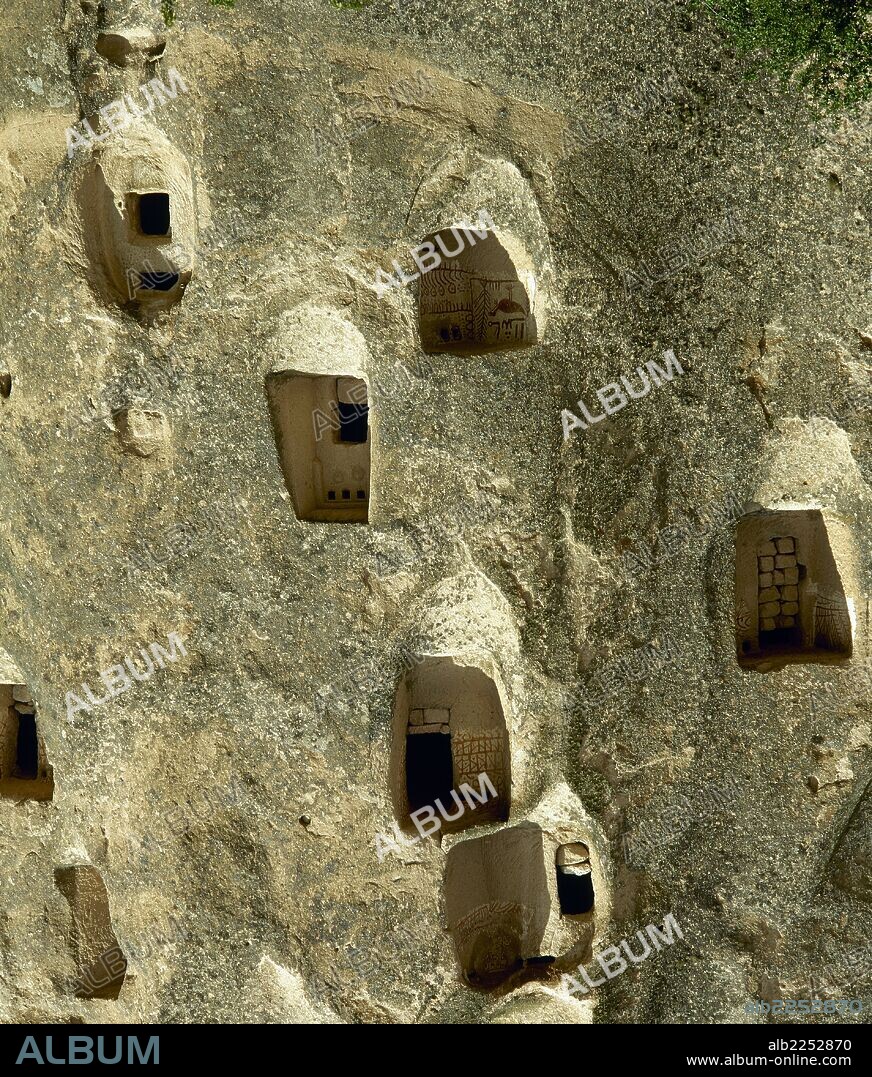 TURQUIA. UÇHISAR. Detalle de los ventanales de las viviendas trogloditas excavadas a distintos niveles de la roca. Región de la CAPADOCIA. Península Anatolica.