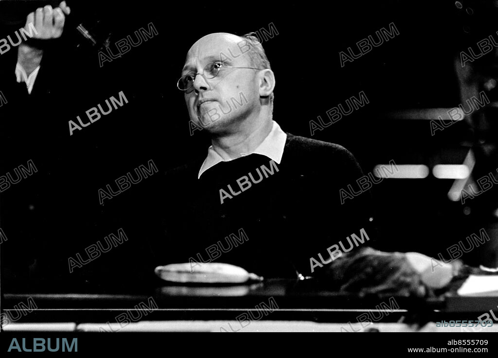 1967-05.. LEK MED LILLAN. MUSIKALISKT INTERMEZZO.. Producent: Lars Egler. Presentatör: Bo Teddy Ladberg. Medverkande: Sven-Erik Bäck, tonsättare och violinist, samt Eric Ericson, dirigent och körpedagog.. Sänt första gången 1967-12-24.. Här ses Eric Ericson.. Foto: Bo-Aje Mellin / RiR / SVT / Kod: 5600. Reportage publ. i RiR 52/67 sid. 30.. RiR 18569 sv/v neg.