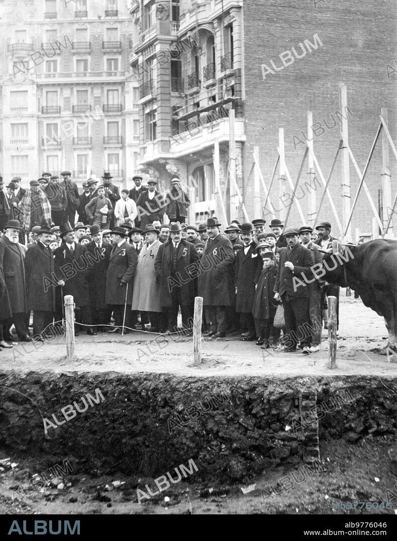 ALFONSO SÁNCHEZ PORTELA. Febrero 1922. Madrid. Las Obras de la gran Vía. El Marqués de Villabragima (1), el teniente alcalde del distrito del Centro, D. Luis López Doriga (2); El arquitecto Sr. Zuazo (3), en representación del Sr. Echevarrieta, concesionario de las Obras, y los Sres. Piera, rojo y Tenas (4,5 y 6) de la Constructora "fomento de Obras y Construcciones".