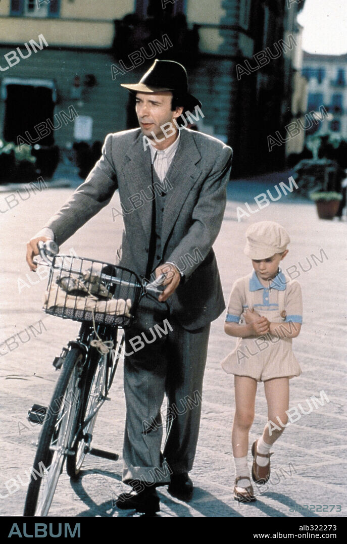 ROBERTO BENIGNI in LIFE IS BEAUTIFUL, 1997 (LA VITA È BELLA), directed by ROBERTO BENIGNI. Copyright MIRAMAX / STRIZZI, SERGIO.
