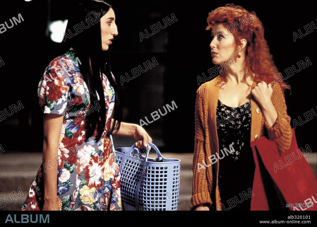 ROSSY DE PALMA y VERONICA FORQUE en KIKA, 1993, dirigida por PEDRO ALMODOVAR. Copyright EL DESEO S.A / LEROY, JEAN MARIE.