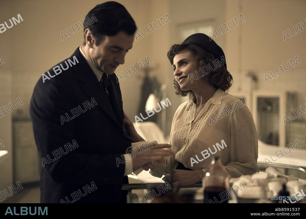 JAVIER REY and VERONICA ECHEGUI in LOS PACIENTES DEL DOCTOR GARCIA, 2022, directed by JOAN NOGUERA. Copyright RTVE / Netflix España.