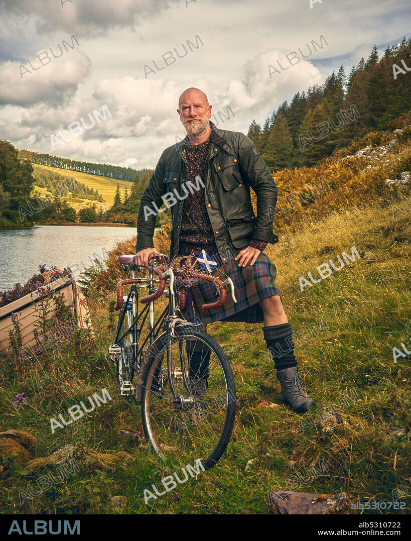 GRAHAM MCTAVISH en MEN IN KILTS, 2021 (MEN IN KILTS: A ROADTRIP WITH SAM AND GRAHAM), dirigida por KEVIN JOHNSTON. Copyright Sony Pictures Television / Starz!.