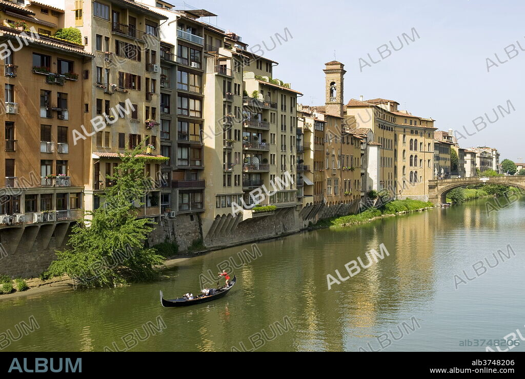 Arno river, Florence (Firenze), UNESCO World Heritage Site, Tuscany, Italy, Europe.