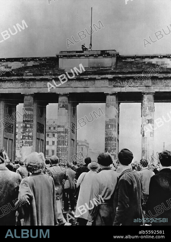 Berlin, 17 juin 1953. Soulèvement du 17 juin à Berlin-Est. Le drapeau rouge hissé sur la Porte de Brandebourg est arraché par la population. Photo, 17 juin 1953.