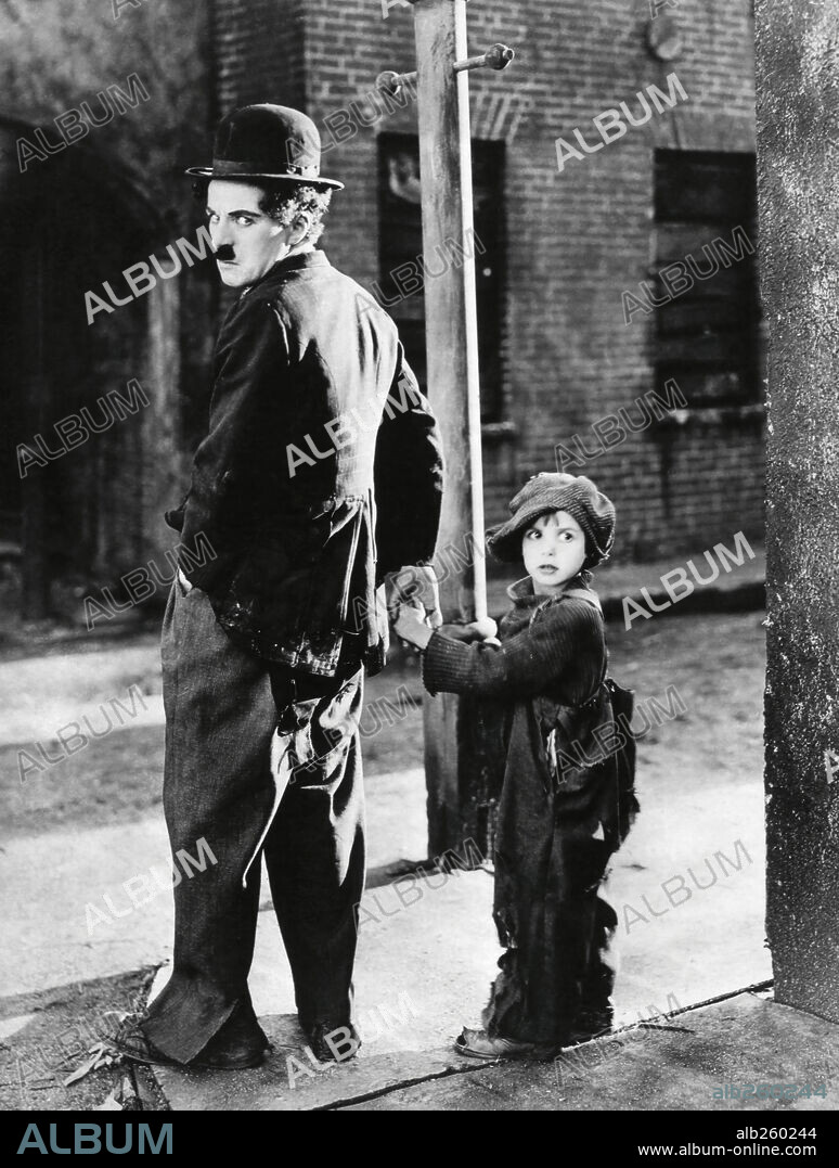 CHARLIE CHAPLIN und JACKIE COOGAN in THE KID, 1921, unter der Regie von CHARLES CHAPLIN. Copyright FIRST NATIONAL.