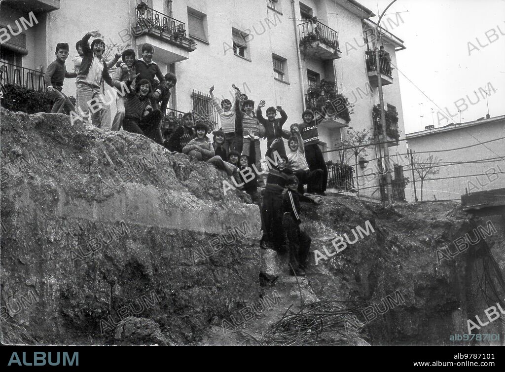 1978. Niños ¿hoy Serán Cuarentones? Saludan en las Excavaciones del metro de Sevilla.