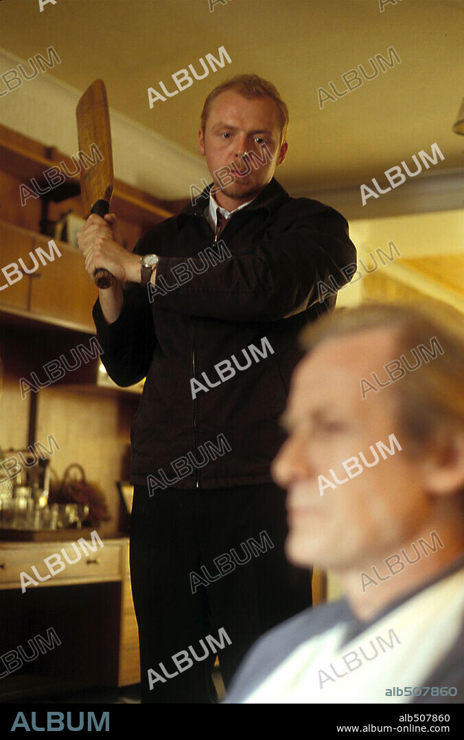 BILL NIGHY y SIMON PEGG en ZOMBIES PARTY, 2004 (SHAUN OF THE DEAD), dirigida por EDGAR WRIGHT. Copyright ROGUE PICTURES.
