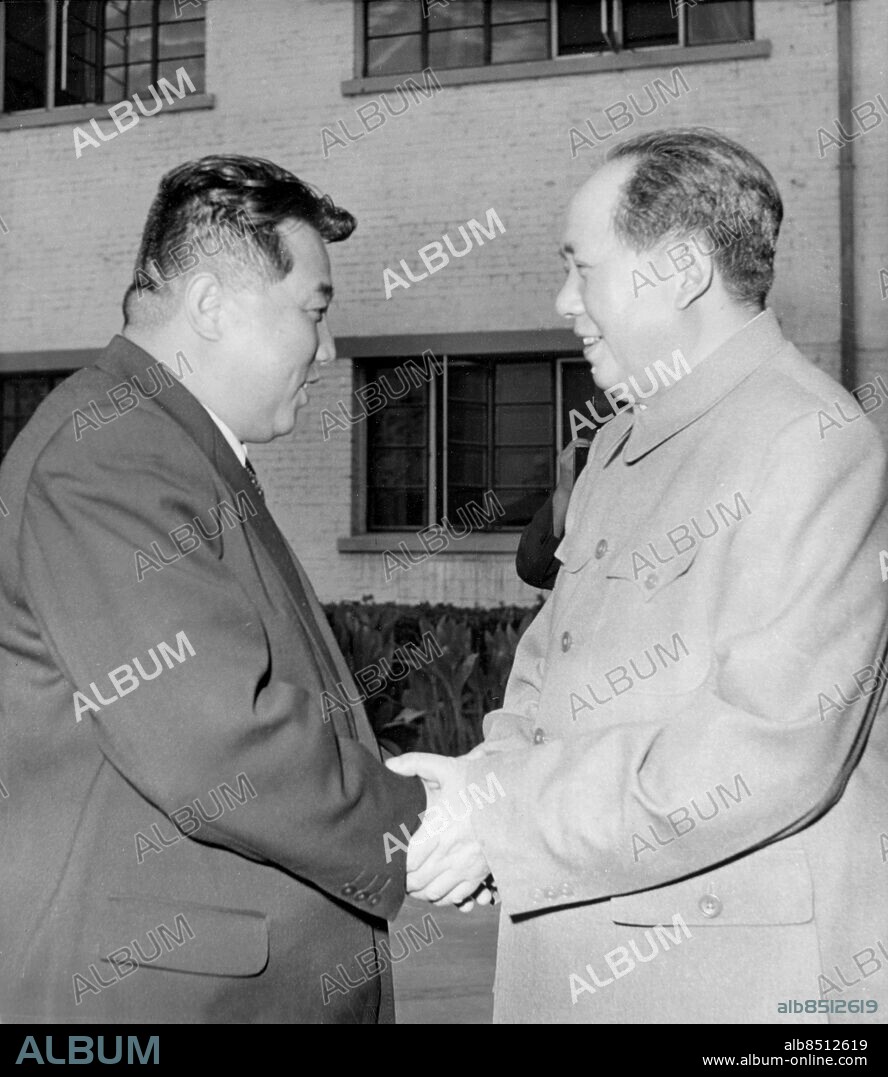 Orig. bildtext... CHAIRMAN MAO RECEIVES KOREAN GOVERNMENT DELEGATION Chairman Mao Tse-tung received the Korean Government Delegation headed by Premier Kim Il Sung in Wuhan on Nov. 25. Photo shows Chairman Mao Tse-tung shaking hands with Premier Kim Il Sung. Anm. Kim Il Sung, 1912-1994, nordkoreansk politiker, landets ledare från 1948. Anm. Mao Zedong, 1893-1976, kinesisk politiker och statsman, ordförande för Kinas kommunistiska parti från 1943. Handslag Hälsningar Profiler CD419 persons: MAO ZEDONG;KIM IL SUNG sites: PEKING;KINA;NORDKOREA*.