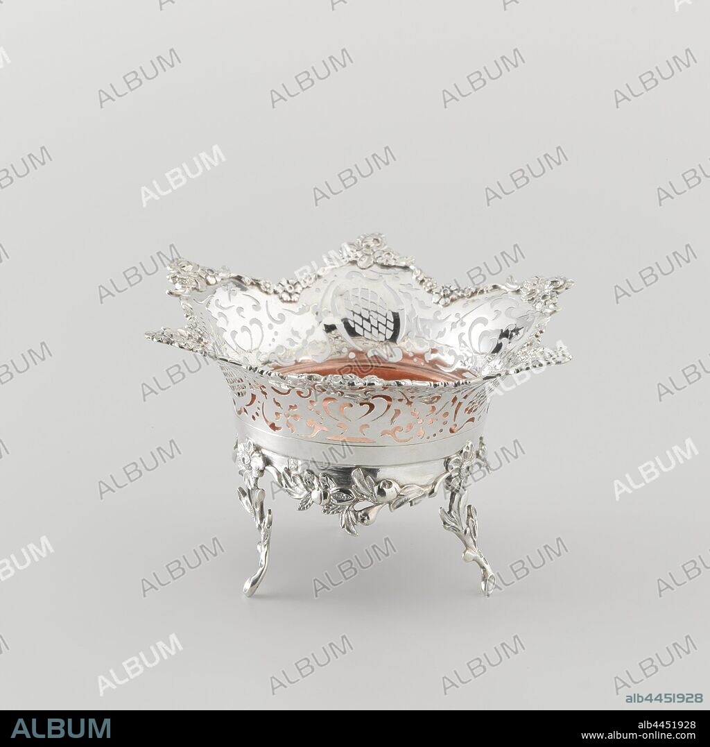 Silver brazier on three legs. Barrel with six-pointed openwork edge. Copper inner tray, Silver brazier on three legs, with a copper inner tray. The container has a six-pointed openwork edge. Maker's mark: ICO., Johannes Christoffel Ouwenhage, Middelburg, c. 1766 - c. 1786, silver (metal), copper (metal), h 10.0 cm × d 17.0 cm × w 280 gr.