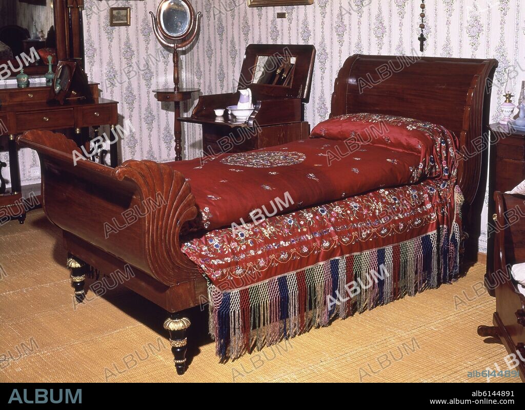 CAMA IMPERIO DE CAOBA Y COLCHA BORDADO FILIPINO.