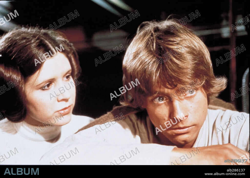 CARRIE FISHER and MARK HAMILL in STAR WARS: EPISODE IV-A NEW HOPE, 1977, directed by GEORGE LUCAS. Copyright LUCASFILM/20TH CENTURY FOX.