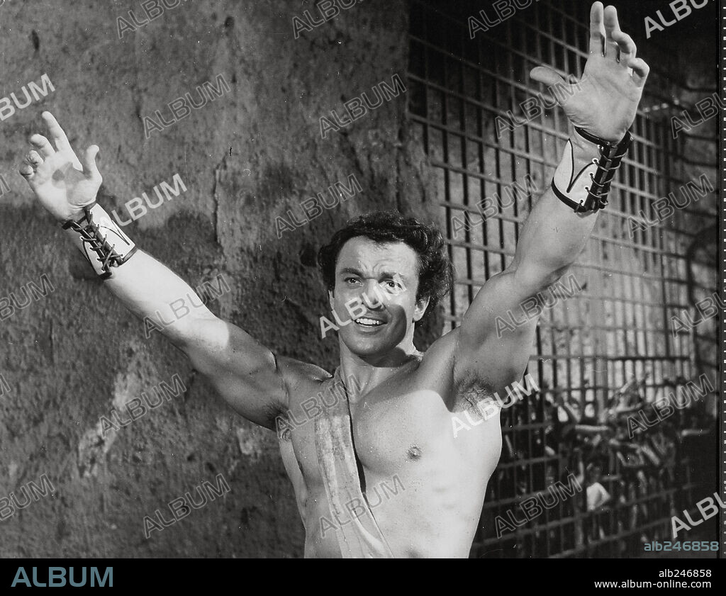 MARK FORREST in MOLE MEN VS. THE SON OF HERCULES, 1961 (MACISTE, L'UOMO PIU FORTE DEL MONDO), directed by ANTONIO LEONVIOLA. Copyright EMBASSY PICTURES.