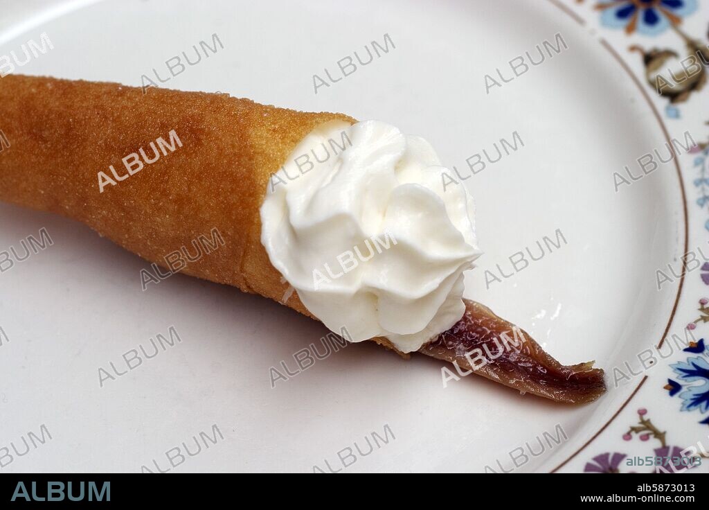 Donostia / San Sebastian; bar "La Viña" en la calle 31 de agosto / Casco Viejo; tapa de "Canutillo de crujiente de queso con anchoa".