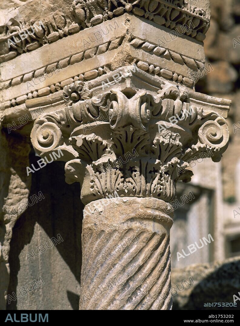 ARTE ROMANO. TURQUIA. Detalle de uno de los CAPITELES del escenario del TEATRO ROMANO DE HIERAPOLIS. Construido en el s. II d. C. HIERAPOLIS. Penísula Anatólica.