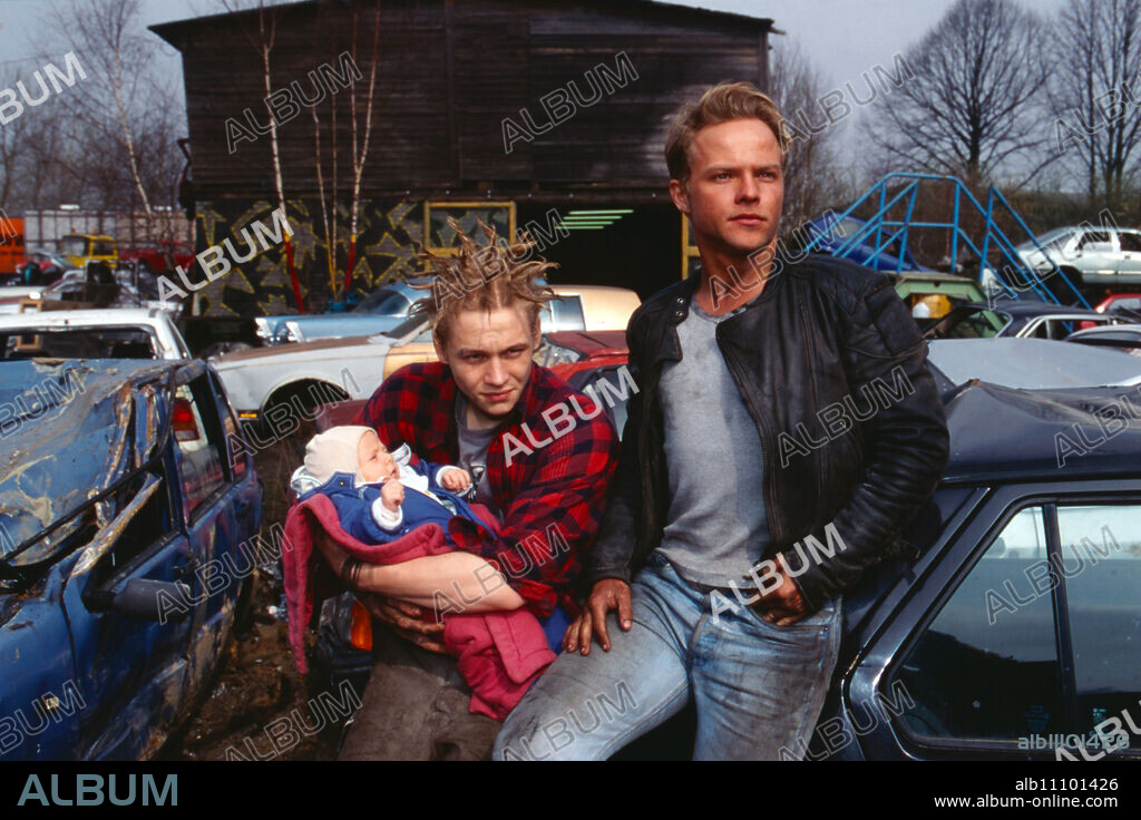 Babykram ist männersache, German TV film from 2001, Director: Uwe Janson, Scene: Malte and Arne find an abandoned baby in a scrap yard and decide to take the foundling home with them for the time being and find the child's mother, in the main roles: Matthias Schweighöfer as Malte and Matthias Koeberlin as Arne.