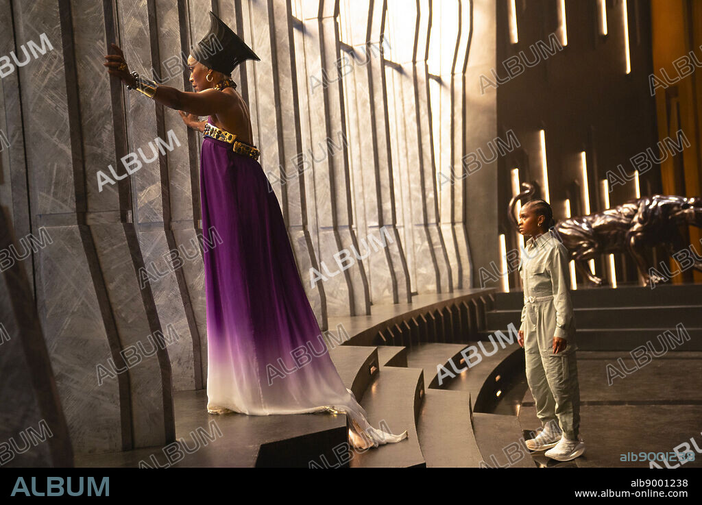 ANGELA BASSETT y DOMINIQUE THORNE en BLACK PANTHER: WAKANDA FOREVER, 2022, dirigida por RYAN COOGLER. Copyright MARVEL STUDIOS/WALT DISNEY PICTURES.