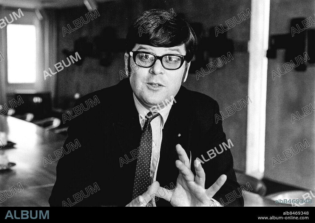1970-04-27.. Åke Strömmer, sportjournalist, anställd vid Sveriges Radio (SR) 1958-1996.. Foto: Bo-Aje Mellin / RiR / SVT / Kod: 5600. RiR 19800 sv/v neg  . Fingrar.