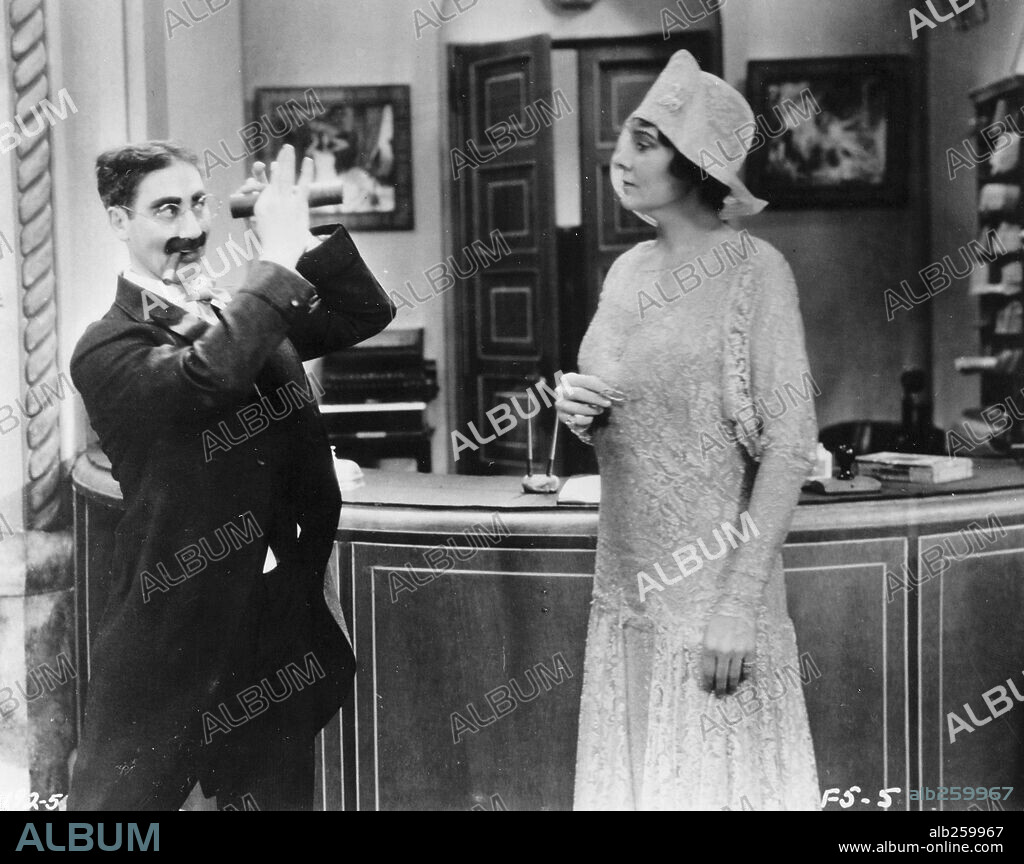 GROUCHO MARX y MARGARET DUMONT en CUATRO COCOS, 1929 (THE COCOANUTS), dirigida por JOSEPH SANTLEY y ROBERT FLOREY. Copyright PARAMOUNT PICTURES.