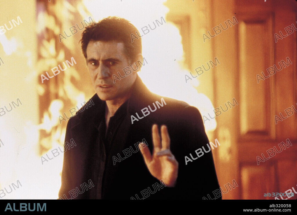 GABRIEL BYRNE in STIGMATA, 1999, directed by RUPERT WAINWRIGHT. Copyright M.G.M / FOREMAN, RICHARD.