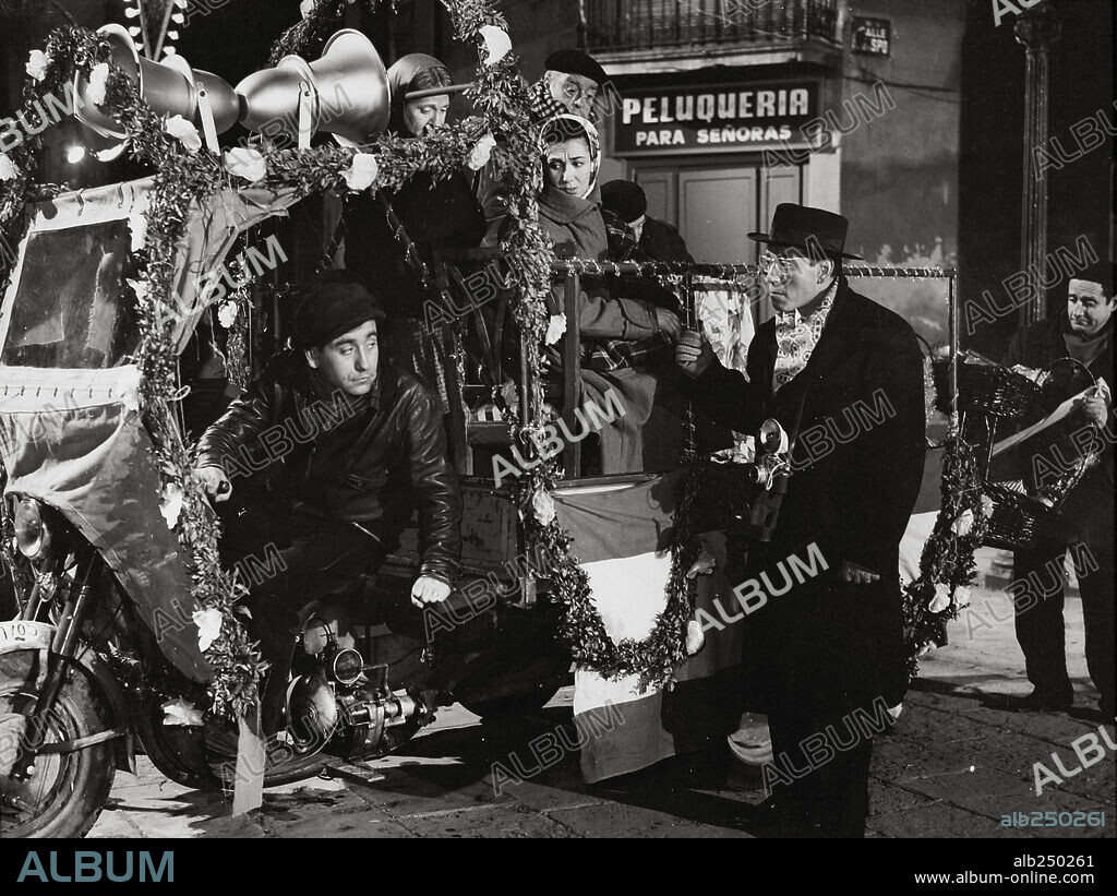 CASSEN and JOSE LUIS LOPEZ VAZQUEZ in PLACIDO, 1961, directed by LUIS GARCIA BERLANGA. Copyright JET FILMS.