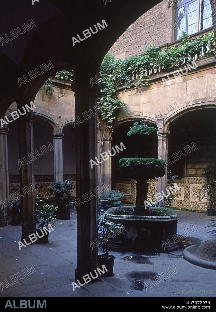 PATIO DE LA CASA DEL ARCEDIANO - 1510 - RENACIMIENTO CATALAN - REMODELADO EN EL SIGLO XIX.