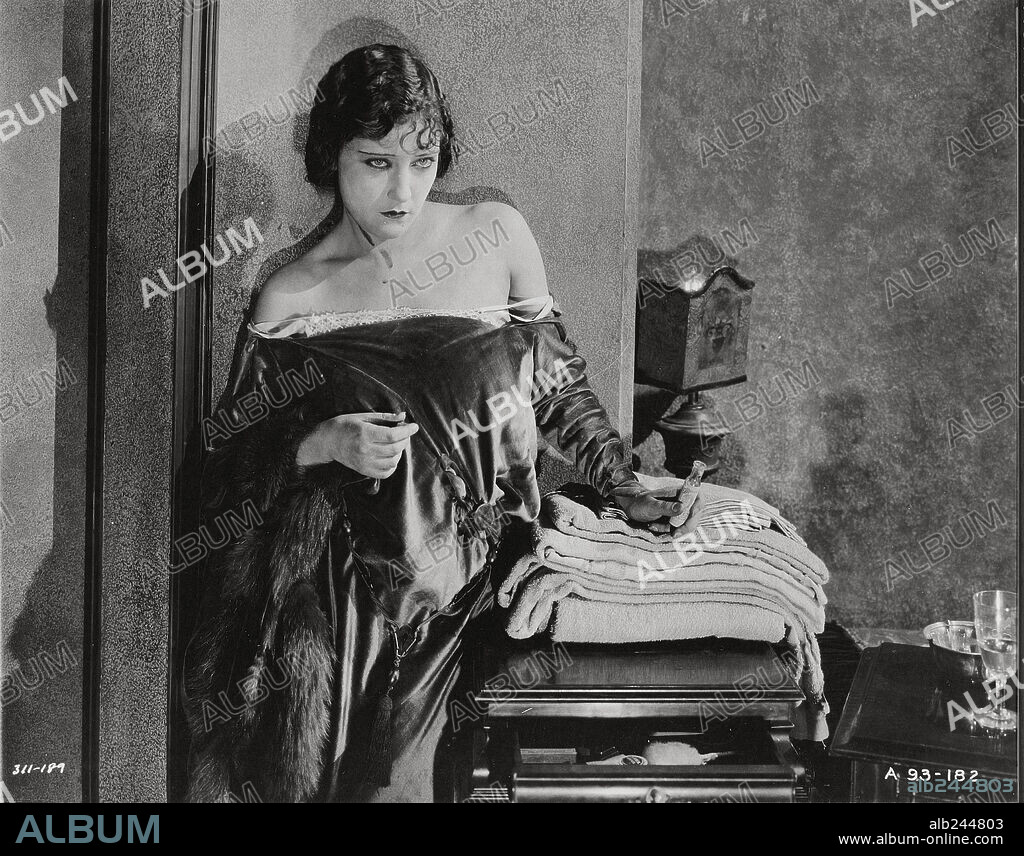 GLORIA SWANSON in WHY CHANGE YOUR WIFE?, 1920, directed by CECIL B DEMILLE. Copyright PARAMOUNT PICTURES.
