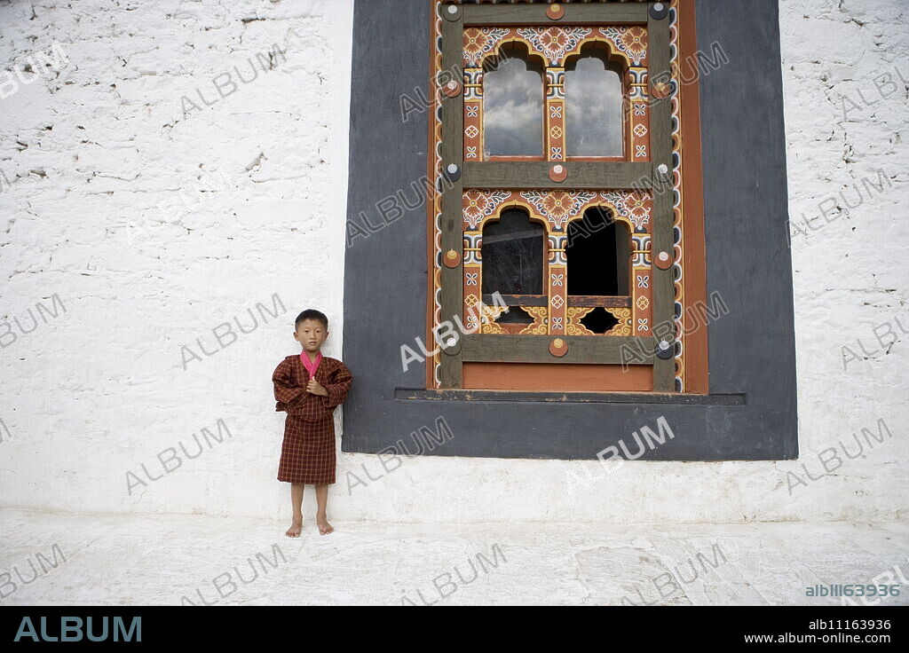 Bhutanese boy in traditional dress, Trashi Chhoe Dzong, Thimphu, Bhutan, Asia.