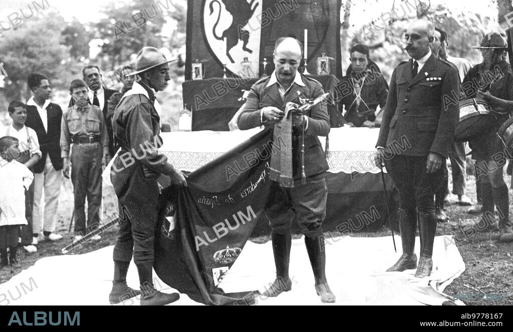 5 agosto 1923. Madrid. El campamento de los Exploradores en el Guadarrama. Imposición de la medalla de la constancia A la bandera de Los "Boy Scouts" Madrileños.