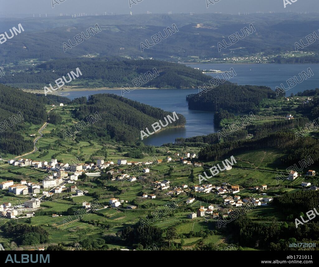 GALICIA. CARIÑO. Panoramica de la población y de la RIA DE ORTIGUEIRA. Provincia de A Coruña. España.