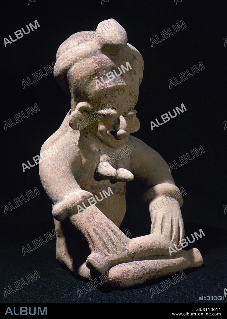 PERIODO PRECOLOMBINO-PREINCAICO. CULTURA BAHIA. Localizada en la costa de Manabí (Ecuador), entre-500 y 500. Su cerámica se caracteriza por su gran variedad de estilos, generalmente realizadas en molde. FIGURA SENTADA CON PIERNAS CRUZADAS, 24 x 15 cm. Procede del Ecuador. Colección particular.
