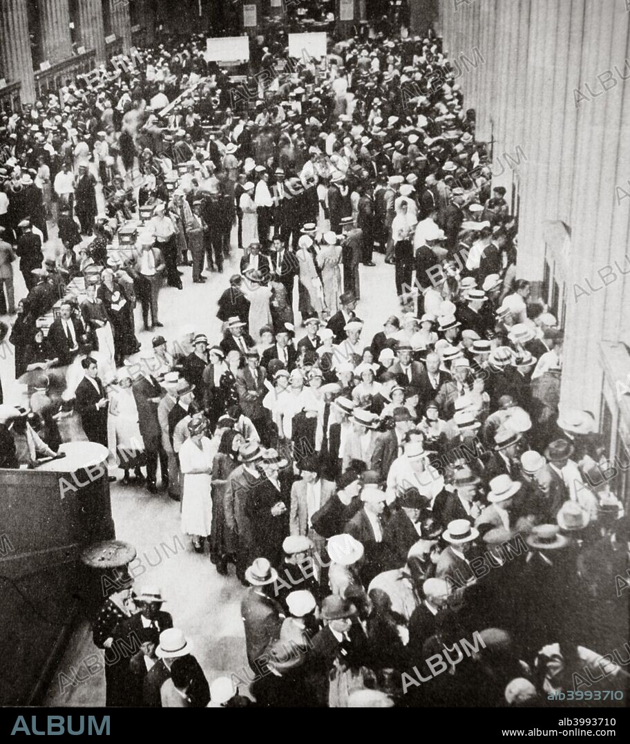 Depositors of the Union Trust Company, Cleveland, Ohio, USA, Great Depression, July 1933. Lining up to draw out what is left of their deposits. By the early 1930s, Cleveland's Union Trust Company was one of the largest banks in the US outside of New York. It was one of the victims of the series of panics that caused runs on many American banks in 1933 in the trough of the Great Depression.